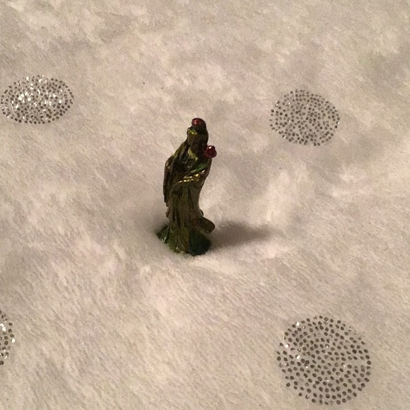 Miniature 1inch Qwan Yin Figurine - Picture 3 of 6